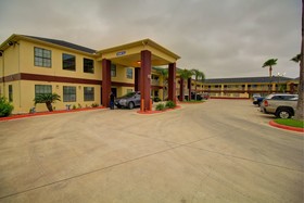 Deluxe Inn & Suites Raymondville