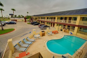 Deluxe Inn & Suites Raymondville