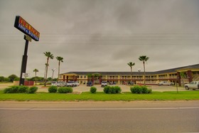 Deluxe Inn & Suites Raymondville