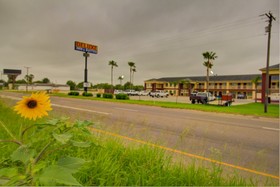 Deluxe Inn & Suites Raymondville