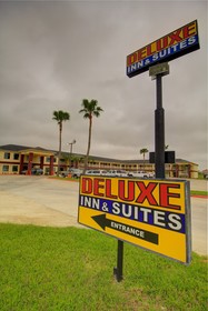 Deluxe Inn & Suites Raymondville