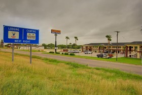 Deluxe Inn & Suites Raymondville