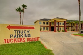 Deluxe Inn & Suites Raymondville