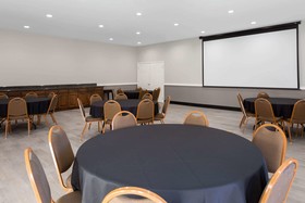 La Quinta Inn & Suites by Wyndham Raymondville