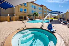 La Quinta Inn & Suites by Wyndham Raymondville