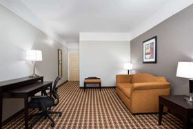 La Quinta Inn & Suites by Wyndham Raymondville