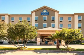 Days Inn & Suites by Wyndham San Antonio near Frost Bank Ctr