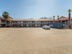 Econo Lodge Inn & Suites