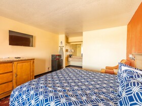 Econo Lodge Inn & Suites