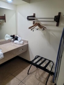 Econo Lodge Inn & Suites