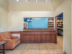 Econo Lodge Inn & Suites