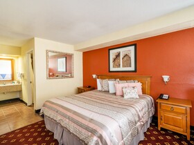 Econo Lodge Inn & Suites
