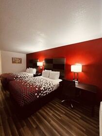Econo Lodge Inn & Suites