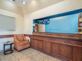 Econo Lodge Inn & Suites