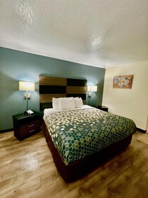 Econo Lodge Inn & Suites