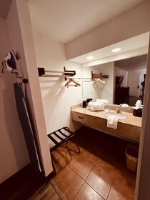 Econo Lodge Inn & Suites