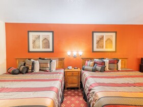 Econo Lodge Inn & Suites