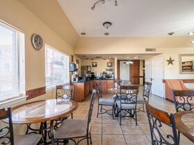 Econo Lodge Inn & Suites