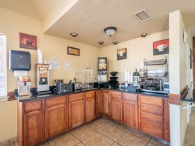 Econo Lodge Inn & Suites