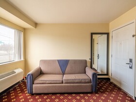 Econo Lodge Inn & Suites