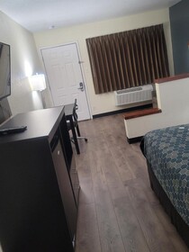 Econo Lodge Inn & Suites