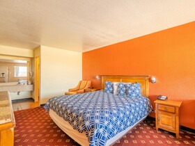 Econo Lodge Inn & Suites