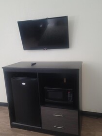 Econo Lodge Inn & Suites