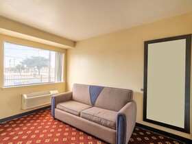 Econo Lodge Inn & Suites