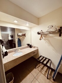 Econo Lodge Inn & Suites