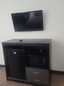 Econo Lodge Inn & Suites