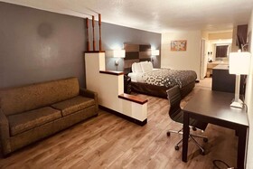 Econo Lodge Inn & Suites