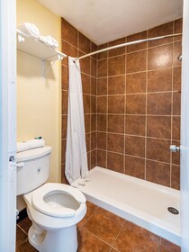 Econo Lodge Inn & Suites