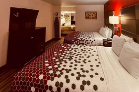 Econo Lodge Inn & Suites