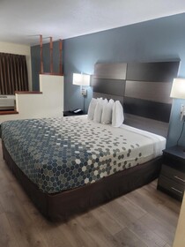 Econo Lodge Inn & Suites