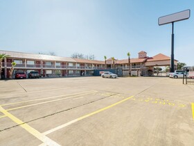 Econo Lodge Inn & Suites