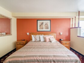 Econo Lodge Inn & Suites
