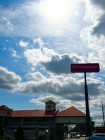 Econo Lodge Inn & Suites