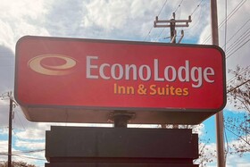 Econo Lodge Inn & Suites