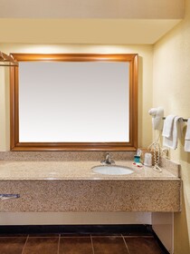 Econo Lodge Inn & Suites