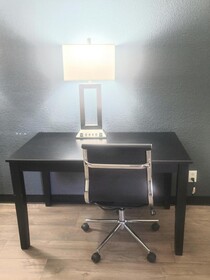 Econo Lodge Inn & Suites