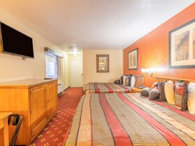Econo Lodge Inn & Suites