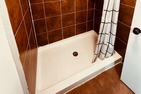 Econo Lodge Inn & Suites