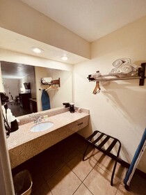 Econo Lodge Inn & Suites