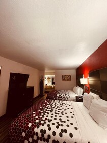 Econo Lodge Inn & Suites