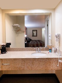 Econo Lodge Inn & Suites