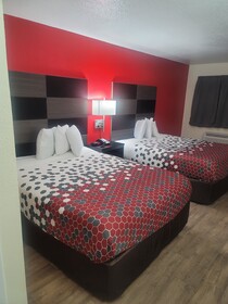 Econo Lodge Inn & Suites