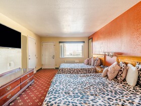 Econo Lodge Inn & Suites