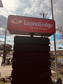 Econo Lodge Inn & Suites