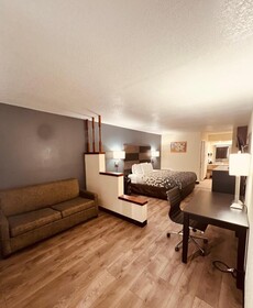 Econo Lodge Inn & Suites