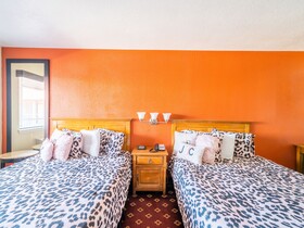 Econo Lodge Inn & Suites